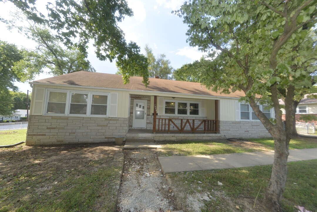 1005 Hawthorn Ave in St. Charles, MO - Building Photo