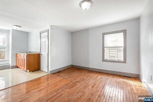 154 N 14th St, Unit 3rd Floor in East Orange, NJ - Building Photo