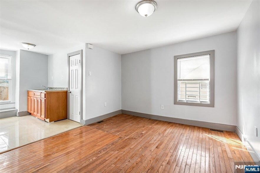 154 N 14th St, Unit 3rd Floor in East Orange, NJ - Building Photo