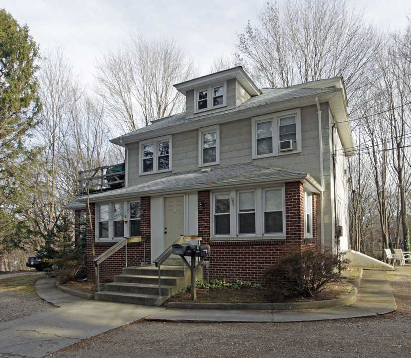 154 Laurel Rd in East Northport, NY - Foto de edificio