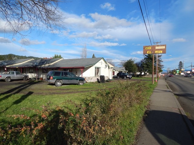 1119 & 1113 W. Central Ave in Sutherlin, OR - Building Photo