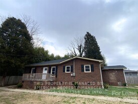 135 Earnhardt Ave in Salisbury, NC - Building Photo
