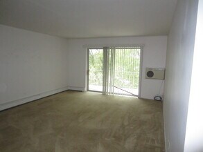 1301 S Finley Rd, Unit 307 in Lombard, IL - Building Photo - Building Photo