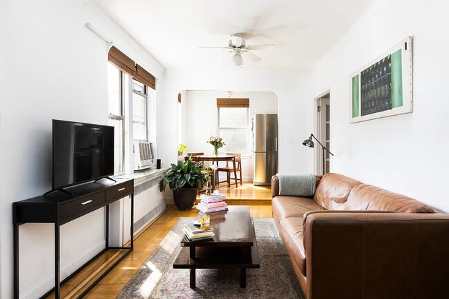 25 Minetta Ln in New York, NY - Building Photo - Building Photo