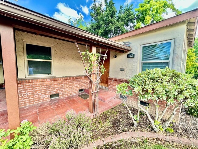 property at 1602 N Wishon Ave