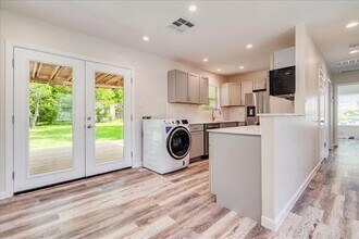 1800 Forestglade Dr in Austin, TX - Foto de edificio - Building Photo