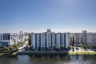 Inland Towers in North Miami Beach, FL - Building Photo - Building Photo