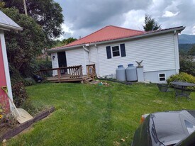 188 G St in Lansing, NC - Building Photo