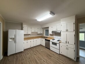 213 Foxcroft Dr in Winston-Salem, NC - Building Photo - Building Photo