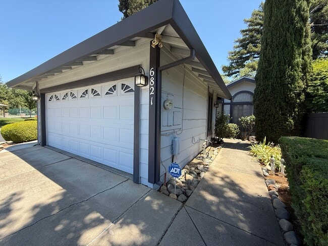 6821 Springmont Dr in Elk Grove, CA - Building Photo - Building Photo