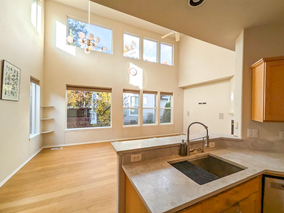 2407 NE Mocha Way in Hillsboro, OR - Foto de edificio