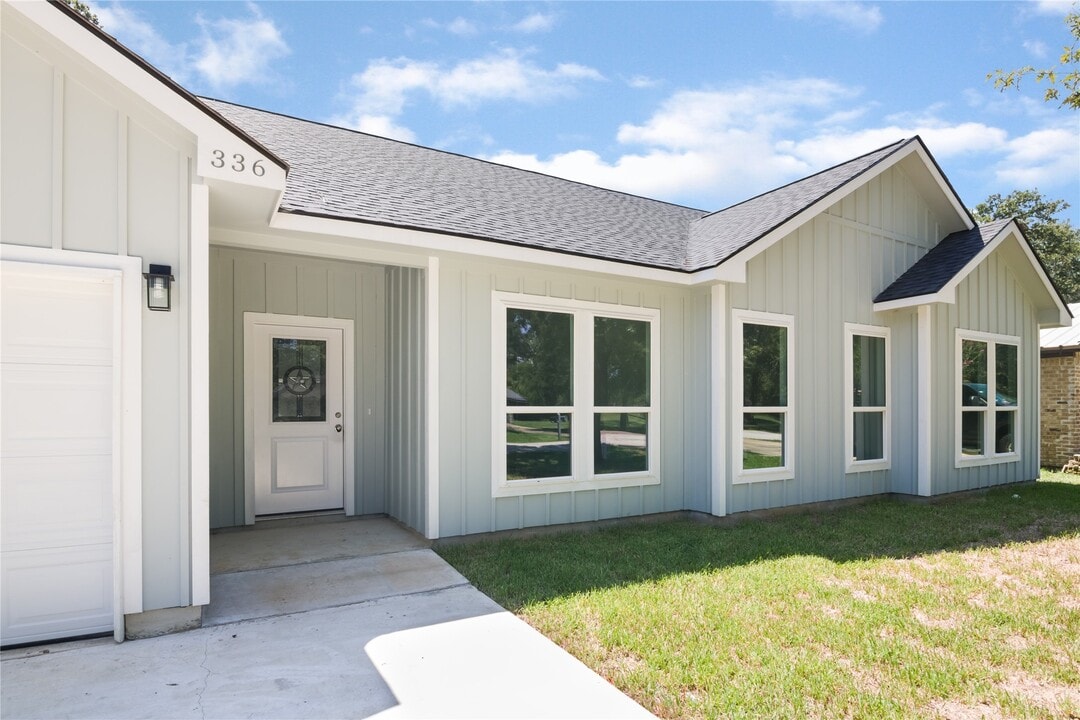 336 Autumn Ln in Livingston, TX - Foto de edificio