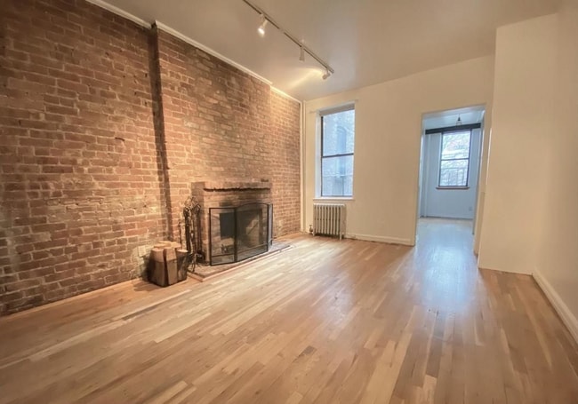 property at 309 W 21st St