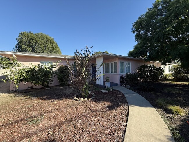 8552 Woodley Ave in North Hills, CA - Building Photo - Building Photo