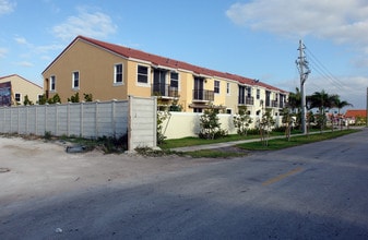 Sorrento in Miami, FL - Building Photo - Building Photo