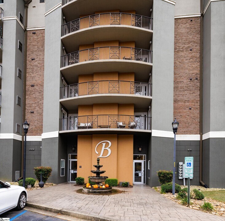 1001 S Church St in Greenville, SC - Building Photo