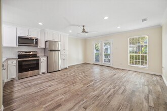 300 Pecore St in Houston, TX - Building Photo - Building Photo