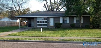 1002 Lowell Dr SE in Huntsville, AL - Building Photo