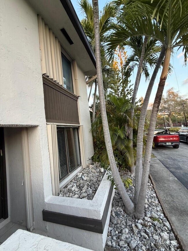 2661 NE 164th St in North Miami Beach, FL - Building Photo - Building Photo