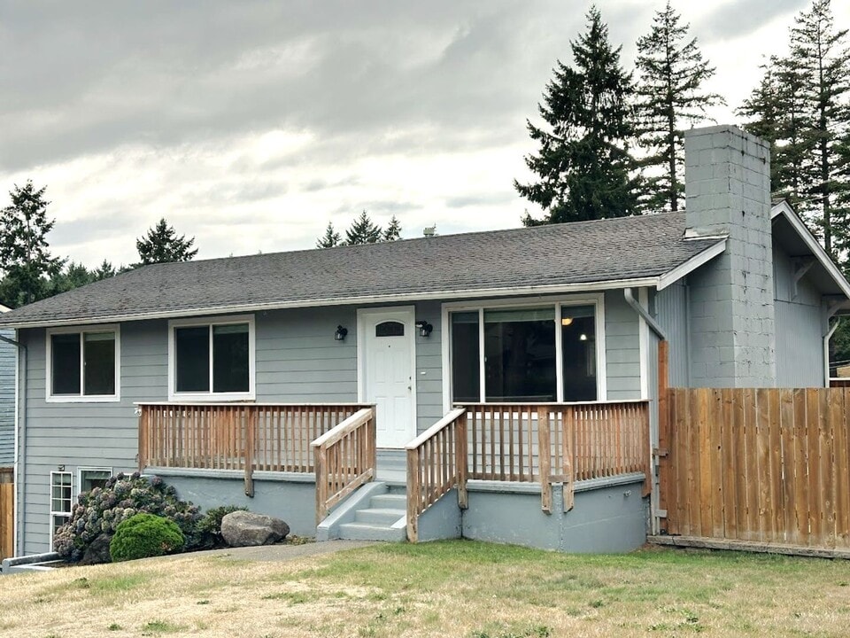 5018 66th Ave Ct W in University Place, WA - Building Photo
