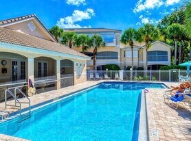 1096 Woodshire Ln in Naples, FL - Building Photo