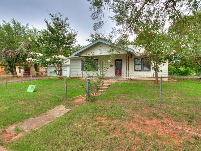 property at 2612 N Fonshill Ave
