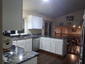 805 E Singing Hills Dr in Post Falls, ID - Foto de edificio - Building Photo