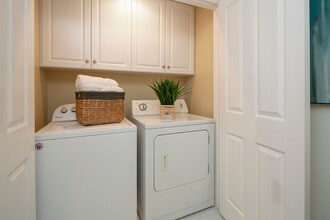 12975 Agustin Pl, Unit 130 in Los Angeles, CA - Building Photo - Building Photo