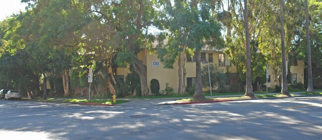 1645 N Vista Pl in Los Angeles, CA - Building Photo - Building Photo