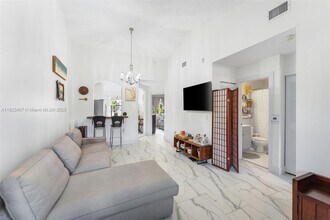 2140 NW 78th Ave in Pembroke Pines, FL - Foto de edificio - Building Photo