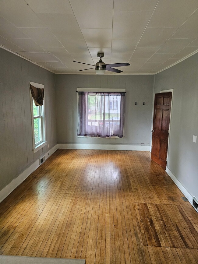 610 Mill St, Unit 610 Mill St Lower in Waupaca, WI - Foto de edificio - Building Photo