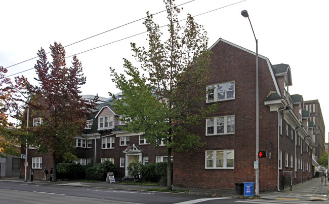 Williamsburg Court Apartments in Seattle, WA - Building Photo - Building Photo