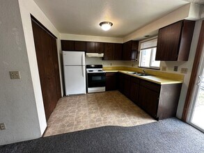 242 Currier Ave in Roseburg, OR - Building Photo - Building Photo