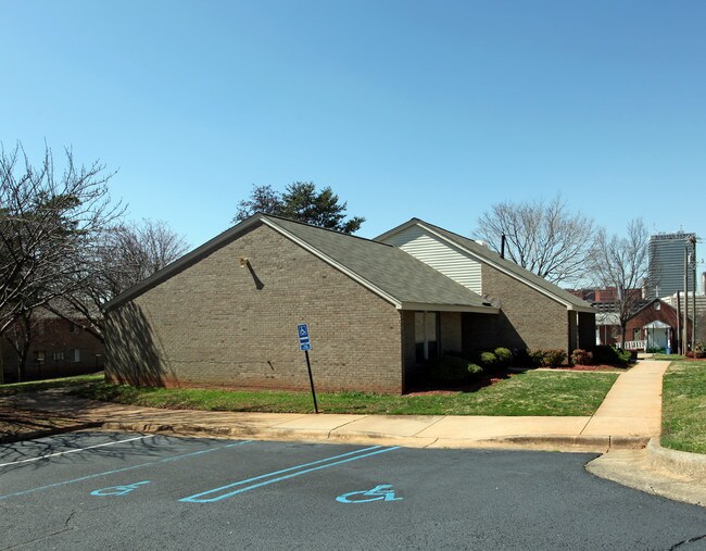 Southgate Apartments in Winston-Salem, NC - Foto de edificio - Building Photo