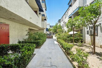 18530 Hatteras St in Los Angeles, CA - Building Photo - Building Photo
