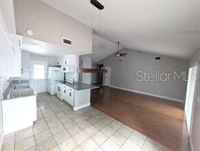 2075 Shadow Pine Dr in Brandon, FL - Building Photo - Building Photo