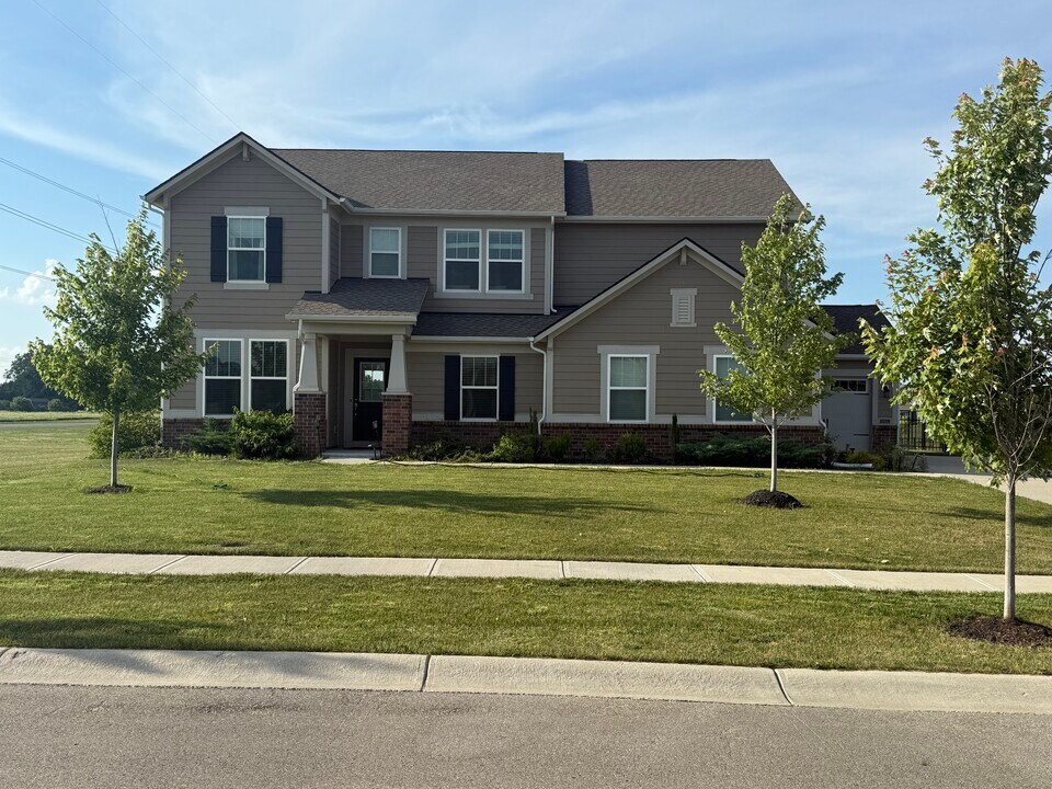 8054 Hayle St in Zionsville, IN - Building Photo