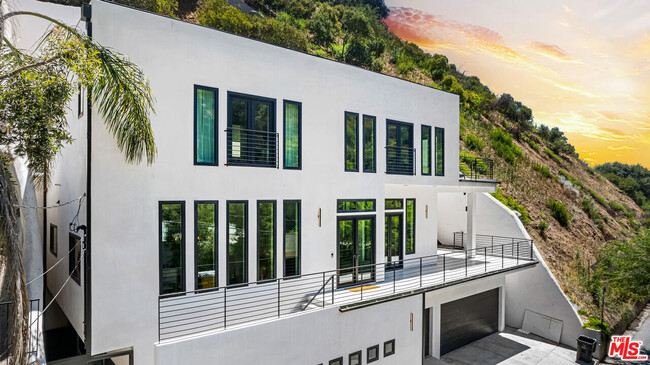 1846 N Franklin Canyon Dr in Beverly Hills, CA - Building Photo - Building Photo