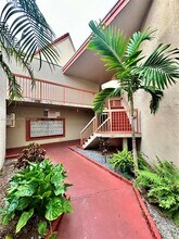 10237 NW 9th St Cir in Miami, FL - Building Photo - Building Photo