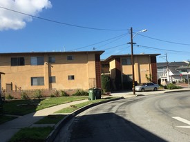 Triplex Cash Flow West of Hawthorne Apartments