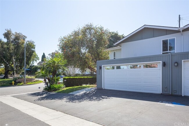 2426 Lesparre Way in Costa Mesa, CA - Building Photo - Building Photo