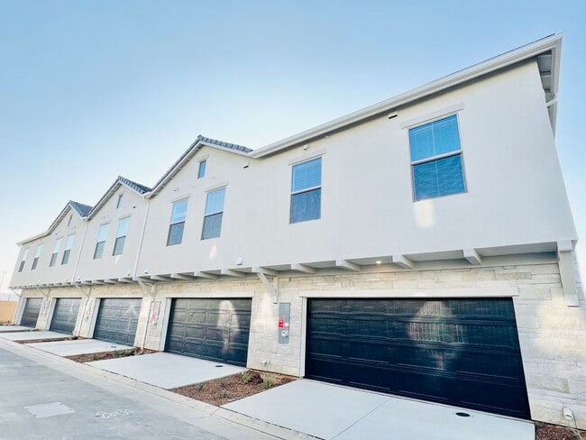 2821 E Tamarind Dr in Fresno, CA - Building Photo - Building Photo