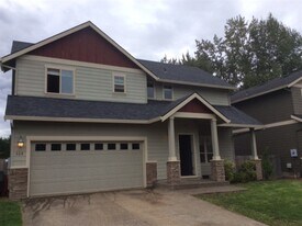 668 SE Jack Ave in McMinnville, OR - Building Photo