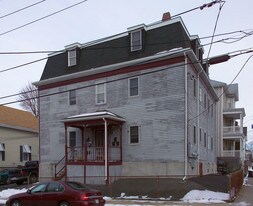 824 Walnut St in Fall River, MA - Building Photo