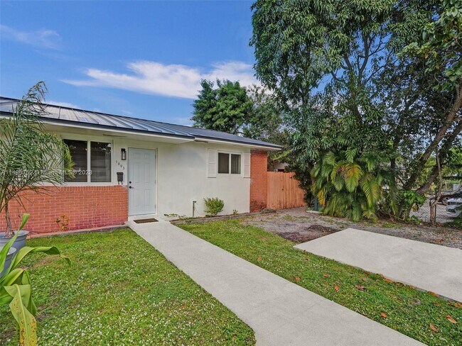 1003 NE 110th St-Unit -2 in Biscayne Park, FL - Building Photo - Building Photo