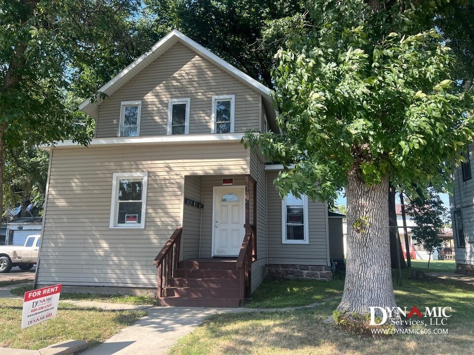 612 W 11th St in Sioux Falls, SD - Building Photo