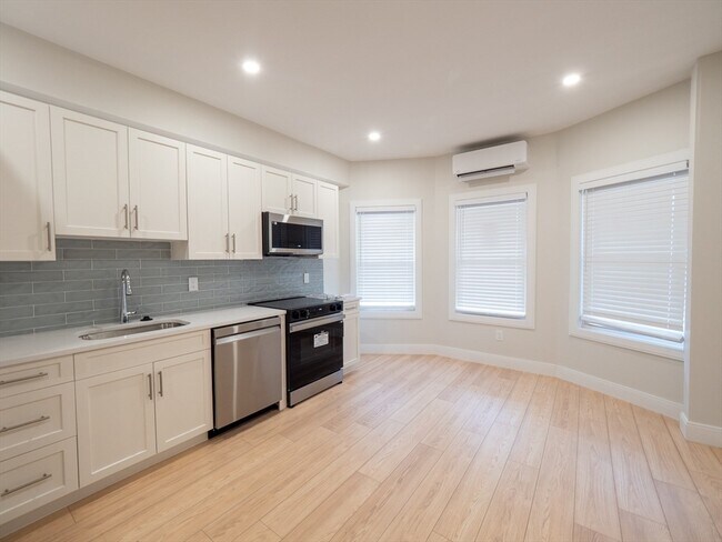 22 Winslow Rd, Unit 1 in Brookline, MA - Building Photo - Building Photo