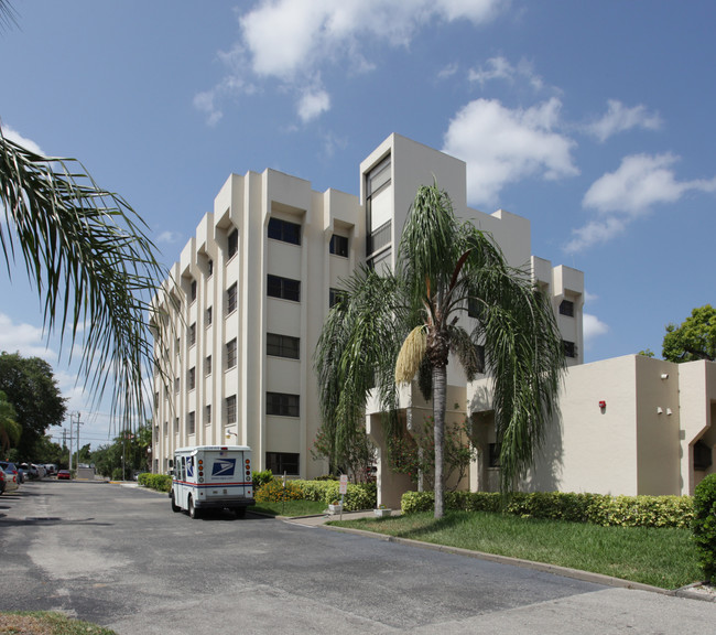 Villa Francisco in Ft. Myers, FL - Foto de edificio - Building Photo