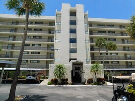 2617 Cove Cay Dr in Clearwater, FL - Building Photo