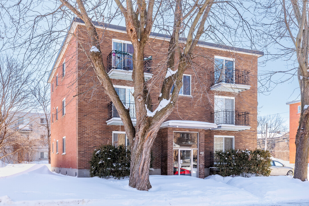 396 Lulli Rue in Laval, QC - Building Photo